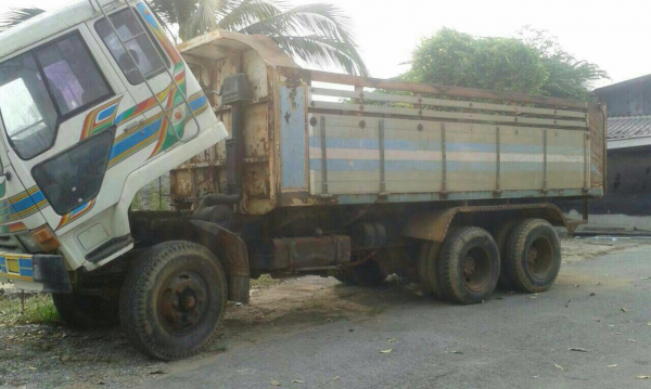 ขายบรรทุกรถ 10 ล้อดัมพ์ 1.HINO FM 176 2 เพลาสโลโลว์ดึง เครื่อง EH700 168 แรงม้า 2.MITSUBISHI FN215K เครื่อง 6D-14 160 แรงม้า ช่วงล่าง UD 2 เพลาสโลว์ดึง ราคารวม 800000