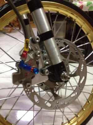 ขายปั้ม brembo ก๊อป บนและล่างพร้อมสายถักติดจาน 1ชุด สภาพดี เอาไปยกใส่ใด้เลย ถอดออกจากLS ราคา2000บาท โทร0924462525โส