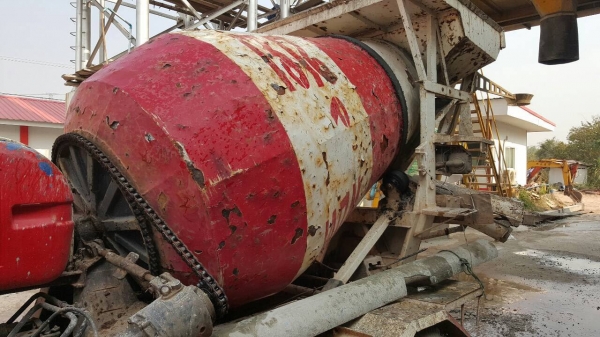 ขาย รถโม่ปูนแบบโซ่ 2.5 คิว คัสซีสวย เครื่อง EH700 168 แรงม้า รถใช้งานอยู่ทุกวัน เอกสารใบซื้อขาย ขาย รถโม่ปูนแบบโซ่ 2.5 คิว คัสซีสวย เครื่อง EH700 168 แรงม้า รถใช้งานอยู่ทุกวัน เอกสารใบซื้อขาย