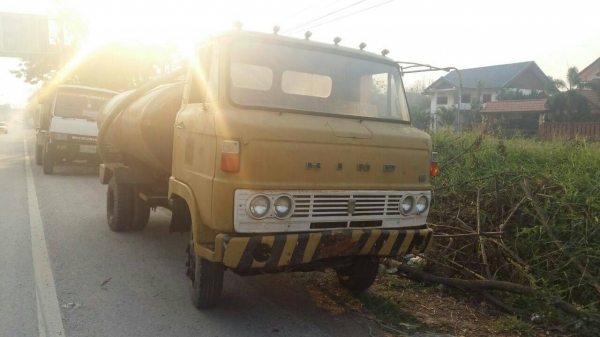 หกล้อ ฮีโน่ KM 301บรรทุกน้ำ 6,000ลิต สภาพดีสวยคาสสิคพร้อมใช้งาน รถใช้งานประจำ เล่มทะเบียนพร้อมโอน