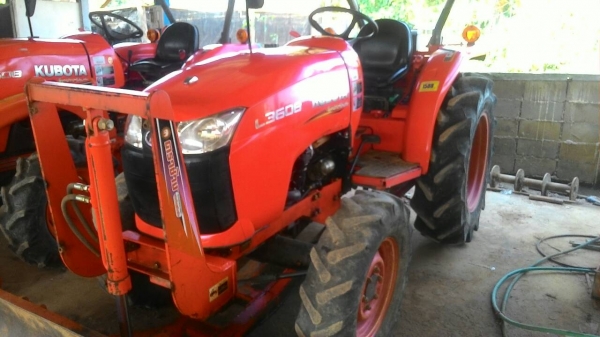 ขายรถไถ KUBOTA L3608 สภาพดีเดิมๆพร้อมใช้งาน อุปกรณ์ครบ 3 ชิ้นมีพร้อมดันหน้า ผานพรวนและ โรตารี่