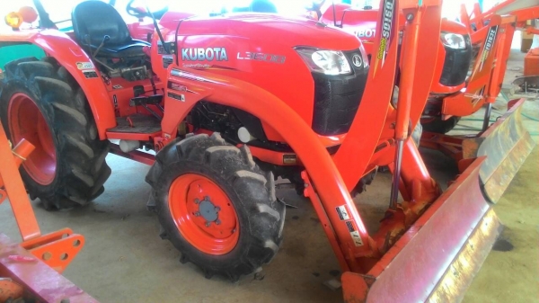 ขายรถไถ KUBOTA L3608 สภาพดีเดิมๆพร้อมใช้งาน อุปกรณ์ครบ 3 ชิ้นมีพร้อมดันหน้า ผานพรวนและ โรตารี่