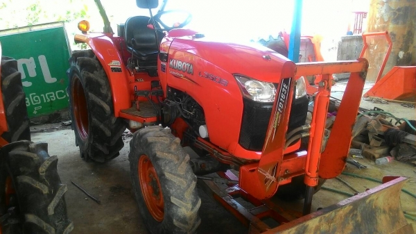 ขายรถไถ KUBOTA L3608 สภาพดีเดิมๆพร้อมใช้งาน อุปกรณ์ครบ 3 ชิ้นมีพร้อมดันหน้า ผานพรวนและ โรตารี่