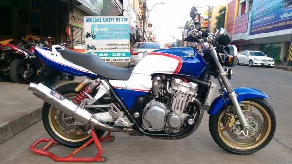 ขายคับ HONDA CB1300 ปี2002 เครื่องขาว สีสวย คอท่อแต่งไทเทเนียม แฮนด์แต่ง กันล้ม อินวอยส์ สรรพสามิตร ราคา 99500 บาท ส่งได้ทั่วไทยคับ สนใจติดต่อ 081-0578282 FACEBOOK ชาญณรงค์ ป๊อป ชัยอมฤต ไอดีไลน์ POPBIGBIKESAKON คับ สนใจรถสวย ถูก ดี ต้อง POP BIGBIKE SAKONN