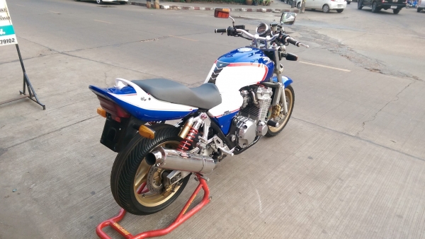 ขายคับ HONDA CB1300 ปี2002 เครื่องขาว สีสวย คอท่อแต่งไทเทเนียม แฮนด์แต่ง กันล้ม อินวอยส์ สรรพสามิตร ราคา 99500 บาท ส่งได้ทั่วไทยคับ สนใจติดต่อ 081-0578282 FACEBOOK ชาญณรงค์ ป๊อป ชัยอมฤต ไอดีไลน์ POPBIGBIKESAKON คับ สนใจรถสวย ถูก ดี ต้อง POP BIGBIKE SAKONN