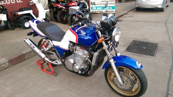 ขายคับ HONDA CB1300 ปี2002 เครื่องขาว สีสวย คอท่อแต่งไทเทเนียม แฮนด์แต่ง กันล้ม อินวอยส์ สรรพสามิตร ราคา 99500 บาท ส่งได้ทั่วไทยคับ สนใจติดต่อ 081-0578282 FACEBOOK ชาญณรงค์ ป๊อป ชัยอมฤต ไอดีไลน์ POPBIGBIKESAKON คับ สนใจรถสวย ถูก ดี ต้อง POP BIGBIKE SAKONN