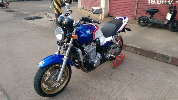 ขายคับ HONDA CB1300 ปี2002 เครื่องขาว สีสวย คอท่อแต่งไทเทเนียม แฮนด์แต่ง กันล้ม อินวอยส์ สรรพสามิตร ราคา 99500 บาท ส่งได้ทั่วไทยคับ สนใจติดต่อ 081-0578282 FACEBOOK ชาญณรงค์ ป๊อป ชัยอมฤต ไอดีไลน์ POPBIGBIKESAKON คับ สนใจรถสวย ถูก ดี ต้อง POP BIGBIKE SAKONN