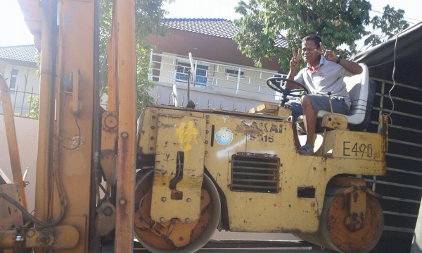 tractor-backhoe จัดส่งรถบดหน้าเหล็กหลังเหล็กไปกาญจนบุรีเรียบร้อยแล้วครับ ของแปลกสั่งผมได้ครับ