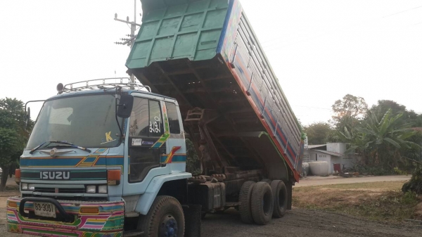 ขาย10ล้อดั้มพ์2เพลา ISUZU ROCK 240 เกียร์อิตั้น เครื่องดี แชชซีสวย เอกสารพร้อมโอน จัดไฟร์แนนซ์ได้600000 ด.บ8/ปี ดูรถได้ที่ อ.ประทาย จ.นครราชสีมาโทร.0857698049 / 0887115178 ราคา(880000บาท)ID LINE ps5599