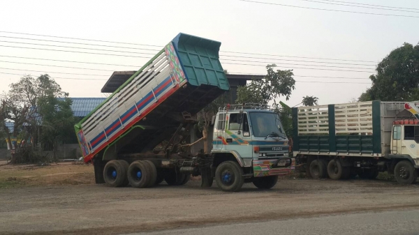 ขาย10ล้อดั้มพ์2เพลา ISUZU ROCK 240 เกียร์อิตั้น เครื่องดี แชชซีสวย เอกสารพร้อมโอน จัดไฟร์แนนซ์ได้600000 ด.บ8/ปี ดูรถได้ที่ อ.ประทาย จ.นครราชสีมาโทร.0857698049 / 0887115178 ราคา(880000บาท)ID LINE ps5599