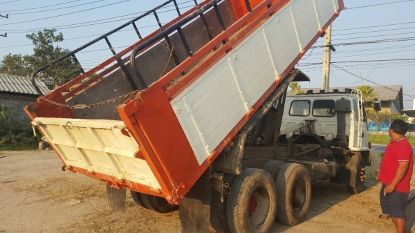 รถสิบล้อ isuzuร็อคกี้ เพลาเดียว เครื่อง 6BG เกียร์ร็อค ช่วงล่าง 195 เบรกจิฟฟี่พวงมาลัยเพาเวอร์ เครื่องดีคันซีสวย เอกสารพร้อมโอน