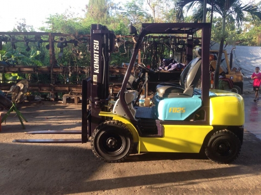 ขายรถโฟ๊คลิ๊ฟโคมัสสุ2.5ตัน รุ่น12 ยางใหม่ แบตใหม่ เครื่องใหม่อีซูซุC240 ดีเซลแน่นๆ เสา3เมตร ขายถูกมาก 150000 บาท