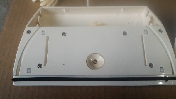 อุปกรณ์เช็ดทำความสะอาดกระจกแบบดูดติดกันสองตัวด้านในด้านนอก โดยที่ผู้เช็ดอยู่ในตัวอาคารไม่ต้องไปนอกอาคาร