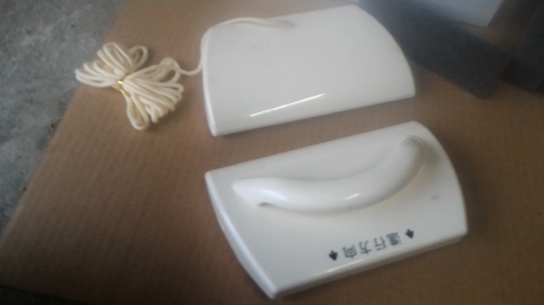 อุปกรณ์เช็ดทำความสะอาดกระจกแบบดูดติดกันสองตัวด้านในด้านนอก โดยที่ผู้เช็ดอยู่ในตัวอาคารไม่ต้องไปนอกอาคาร