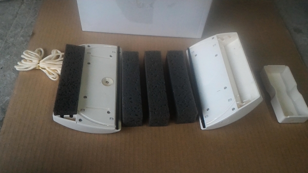 อุปกรณ์เช็ดทำความสะอาดกระจกแบบดูดติดกันสองตัวด้านในด้านนอก โดยที่ผู้เช็ดอยู่ในตัวอาคารไม่ต้องไปนอกอาคาร