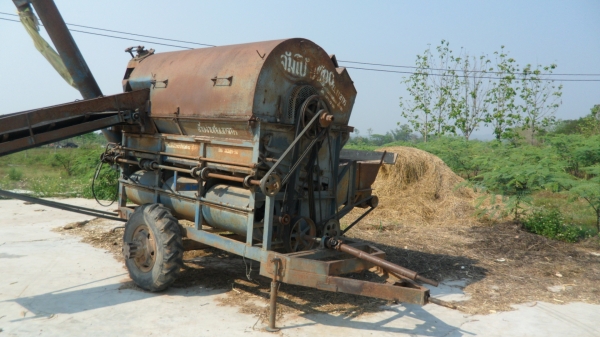 ขายเครื่องโม่ข้าวโพดไทยเส็งยนต์รู่นไร้  พ.ศ  8000  มีลิฟ และ ท่อส่งสาน