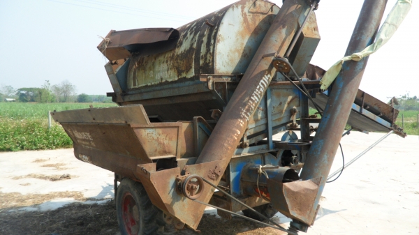 ขายเครื่องโม่ข้าวโพดไทยเส็งยนต์รู่นไร้  พ.ศ  8000  มีลิฟ และ ท่อส่งสาน