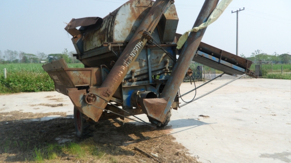 ขายเครื่องโม่ข้าวโพดไทยเส็งยนต์รู่นไร้  พ.ศ  8000  มีลิฟ และ ท่อส่งสาน