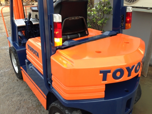 ขายโฟล์คลิฟท์ ขนาด 2 ตัน ยี่ห้อTOYOTA รุ่น 5FD20  เสา 3 เมตร เครื่องดีเชล เกียร์ธรรมดา เสาสูง 3 เมตร  งายาวมาตรฐาน ยางตัน เครื่องยนต์ 1DZ เครื่องตัวใหม่ของ TOYOTA รุ่น5 เครื่องเดิมๆ แน่นมากๆ สตาร์ทติดงาน ไมีมีควัน เครื่องแห้งสนิท ไม่มีรั่วซึม   ปั๊มไฮดรอล