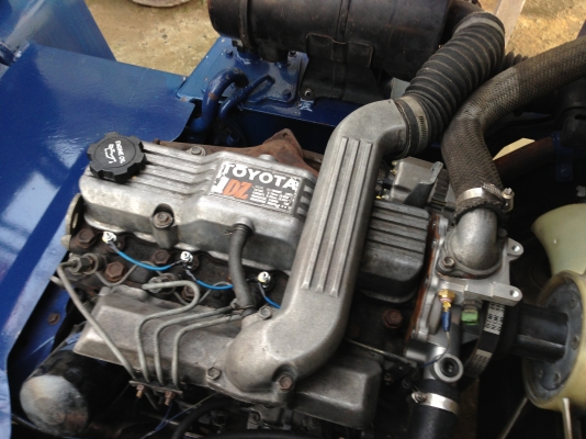 ขายโฟล์คลิฟท์ ขนาด 2 ตัน ยี่ห้อTOYOTA รุ่น 5FD20  เสา 3 เมตร เครื่องดีเชล เกียร์ธรรมดา เสาสูง 3 เมตร  งายาวมาตรฐาน ยางตัน เครื่องยนต์ 1DZ เครื่องตัวใหม่ของ TOYOTA รุ่น5 เครื่องเดิมๆ แน่นมากๆ สตาร์ทติดงาน ไมีมีควัน เครื่องแห้งสนิท ไม่มีรั่วซึม   ปั๊มไฮดรอล