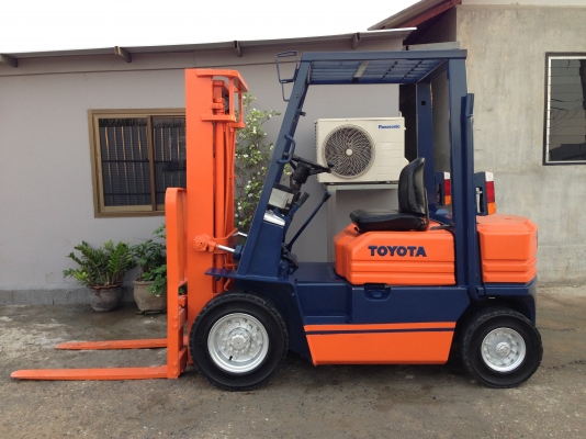 ขายโฟล์คลิฟท์ ขนาด 2 ตัน ยี่ห้อTOYOTA รุ่น 5FD20  เสา 3 เมตร เครื่องดีเชล เกียร์ธรรมดา เสาสูง 3 เมตร  งายาวมาตรฐาน ยางตัน เครื่องยนต์ 1DZ เครื่องตัวใหม่ของ TOYOTA รุ่น5 เครื่องเดิมๆ แน่นมากๆ สตาร์ทติดงาน ไมีมีควัน เครื่องแห้งสนิท ไม่มีรั่วซึม   ปั๊มไฮดรอล