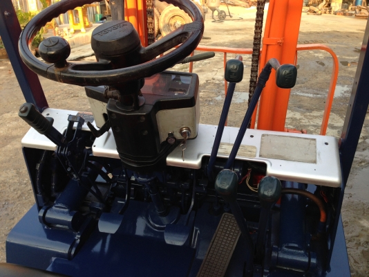 ขายโฟล์คลิฟท์ ขนาด 2 ตัน ยี่ห้อTOYOTA รุ่น 5FD20  เสา 3 เมตร เครื่องดีเชล เกียร์ธรรมดา เสาสูง 3 เมตร  งายาวมาตรฐาน ยางตัน เครื่องยนต์ 1DZ เครื่องตัวใหม่ของ TOYOTA รุ่น5 เครื่องเดิมๆ แน่นมากๆ สตาร์ทติดงาน ไมีมีควัน เครื่องแห้งสนิท ไม่มีรั่วซึม   ปั๊มไฮดรอล