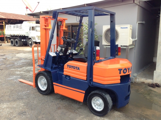 ขายโฟล์คลิฟท์ ขนาด 2 ตัน ยี่ห้อTOYOTA รุ่น 5FD20  เสา 3 เมตร เครื่องดีเชล เกียร์ธรรมดา เสาสูง 3 เมตร  งายาวมาตรฐาน ยางตัน เครื่องยนต์ 1DZ เครื่องตัวใหม่ของ TOYOTA รุ่น5 เครื่องเดิมๆ แน่นมากๆ สตาร์ทติดงาน ไมีมีควัน เครื่องแห้งสนิท ไม่มีรั่วซึม   ปั๊มไฮดรอล