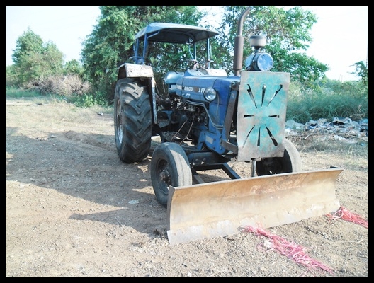 รถไถฟอร์ด 77 มีอุปกรณ์ 4 ชุด สภาพดี สวยมาก