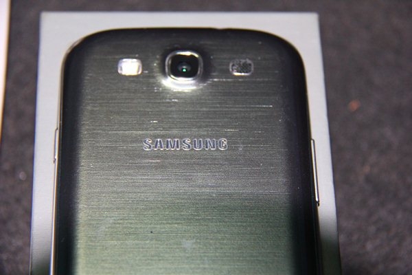 ขาย GALAXY S III ซื้อมาลองใช้คับ เครื่องศูนย์ ดีแทค สภาพ 99 อุปรกรณ์ครบถูกๆๆคับ