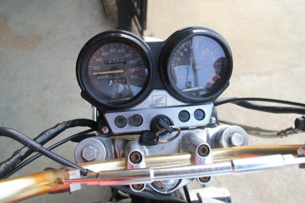 ขาย CB 400 ปี 93 สรรพสามิตแท้ สีขาว เครื่องดี ปลายท่อโยชิ 68000