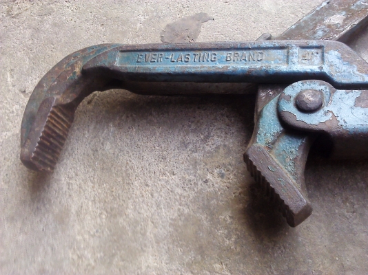 ประแจคอม้าปากกว้างสุด 4 นิ้วกว่าสภาพดีพร้อมใช้งานจับยึดต่างๆได้ดี