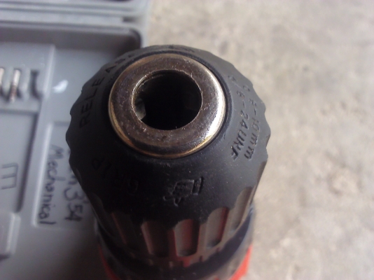 สว่านไร้สายขนาด 14.4 V. หัวจับได้ใหญ่สุด10 มม. ยี่ห้อ CLINTON ปรับแรงการขันน๊อตได้ 10 ระดับ