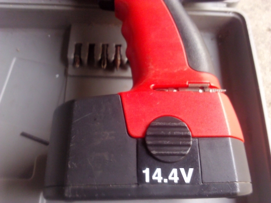 สว่านไร้สายขนาด 14.4 V. หัวจับได้ใหญ่สุด10 มม. ยี่ห้อ CLINTON ปรับแรงการขันน๊อตได้ 10 ระดับ