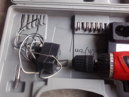 สว่านไร้สายขนาด 14.4 V. หัวจับได้ใหญ่สุด10 มม. ยี่ห้อ CLINTON ปรับแรงการขันน๊อตได้ 10 ระดับ