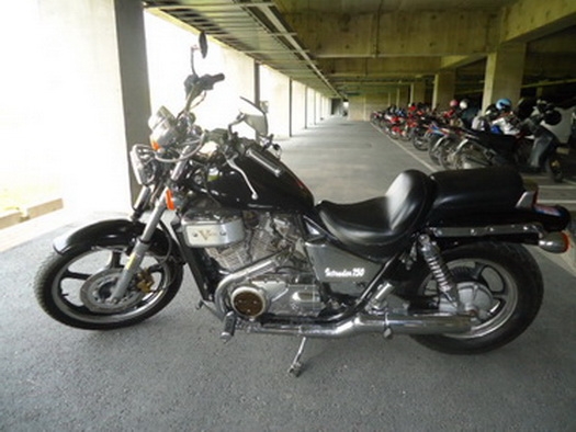 ]ขาย ชอปเปอร์ INTRUDER 750ทะเบียนแท้เลขตอง 111 สภาพดีมาก เครื่องแน่น สมบูรณ์ทำการแจ้งลงเล่มเปลี่ยนเครื่อง HONDA SHADOW 750CC แล้วครับ เอกสารพร้อมโอนได้รับรอง100\% (ถ้าโอนไม่ได้ยินดีคืนเงินครับ) 90,000.-