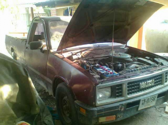 รถกระบะISUZU KB   เครื่อง  2200   สีแดง  เครื่องดี ใช้งานอยุ่ทุกวัน ปี 2529