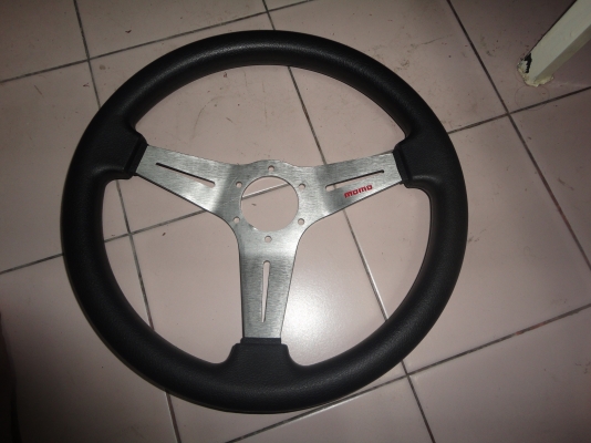 พวงมาลัยMOMO  700  บาท