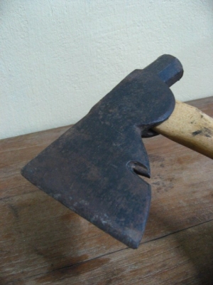 ขายขวานหัวค้อนงานเก่าด้ามไม้สวยงาม