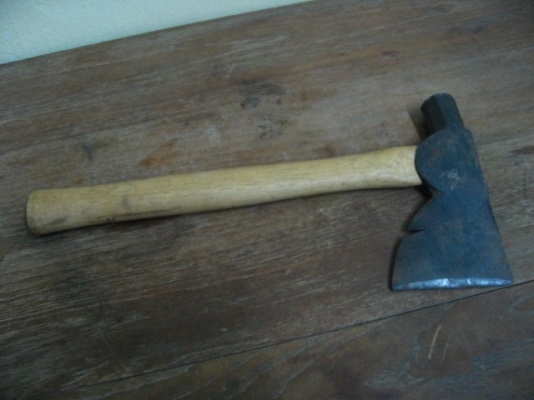 ขายขวานหัวค้อนงานเก่าด้ามไม้สวยงาม