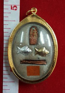 หลวงปู่ทิม วัดละหารไร่ จ.ระยอง ล็อกเก็ตยันต์ฉากฟ้า หลังมีมวลสาร