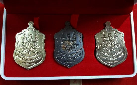 หลวงปู่ทิม วัดละหารไร่ จ.ระยอง เหรียญเสมาบรรจุหัวใจ 3 เหรียญ หลวงปู่ทิม วัดละหารไร่ จ.ระยอง เหรียญเสมาบรรจุหัวใจ 3 เหรียญ