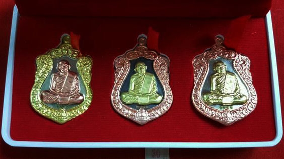 หลวงปู่ทิม วัดละหารไร่ จ.ระยอง เหรียญเสมาบรรจุหัวใจ 3 เหรียญ