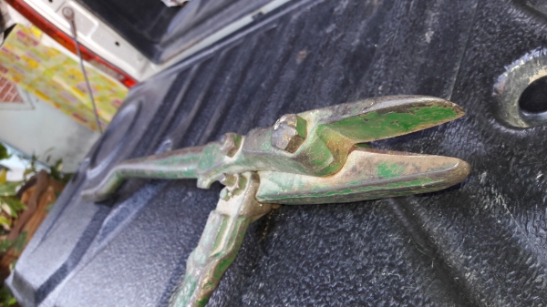 ขายกรรไกรตัดเหล็กงานเก่าสีเขียวงานนอกสภาพน่าใช้