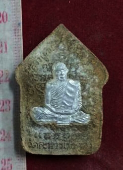 หลวงปู่ทิม วัดละหารไร่ จ.ระยอง ขุนแผนผงฝังตะกรุดทอง หลังรูปหลวงปู่เนื้อเงิน สวยมากกล่องเดิม