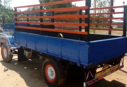 ขายด่วน รถอีแต๋น ISUZU ELF 74 แรง เพลาลอย 4 ล้อ กระบะเหล็กคอกไม้ความยาว 3.20 เมตรสภาพสวยดีพร้อมบรรทุกได้เลย เครื่องยนต์แรงดีมากครับ ระบบเกียร์เดิม พวงมาลัยธรรมดา ช่วงล่างคัชซีหน้า 5 สภาพดีไม่มีผุไม่มีแตก ยาง 4 ล้อประมาณ 60\% พร้อมใช้งาน เอกสารสัญญาซื้อขาย