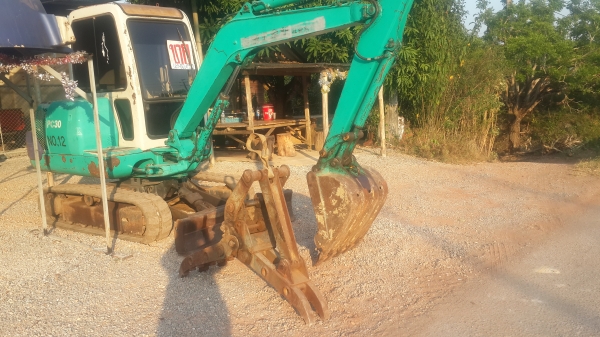 ขายด่วน KOMATSU pc30 -7 มี่เก๋ง+ปากคีบ แอร์เย็น  แทร็คยางใหม่ รถนำเข้าญี่ปุ่นแท้ๆ ไม่เคยใช้งานในไทย ซื้อไปใช้งานได้เลย