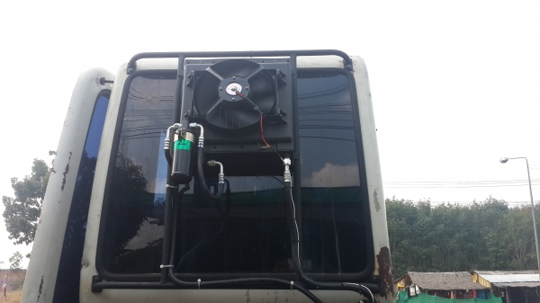 ขายด่วน KOMATSU pc30 -7 มี่เก๋ง+ปากคีบ แอร์เย็น  แทร็คยางใหม่ รถนำเข้าญี่ปุ่นแท้ๆ ไม่เคยใช้งานในไทย ซื้อไปใช้งานได้เลย