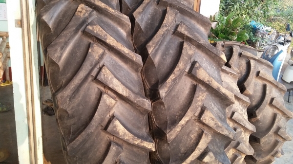 ขายยางหน้า13.6-24หลัง18.4-34พร้อมกะทะเก่านอกสภาพ99\% ใส่รถไถฟอร์ด7840คานนิวมาเปลี่ยนไซร์ใหญ่ขึ้นครับ