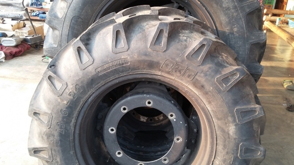 ขายยางหน้า13.6-24หลัง18.4-34พร้อมกะทะเก่านอกสภาพ99\% ใส่รถไถฟอร์ด7840คานนิวมาเปลี่ยนไซร์ใหญ่ขึ้นครับ