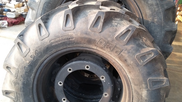 ขายยางหน้า13.6-24หลัง18.4-34พร้อมกะทะเก่านอกสภาพ99\% ใส่รถไถฟอร์ด7840คานนิวมาเปลี่ยนไซร์ใหญ่ขึ้นครับ